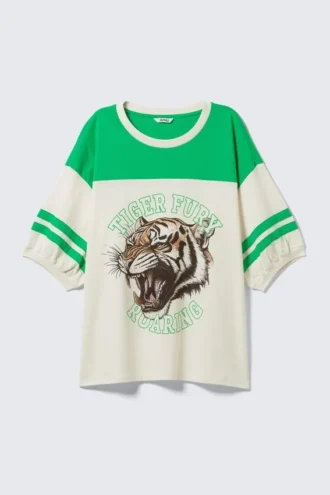 Camiseta universitaria de manga corta con estampados – Blanca y verde – Tiger Fury