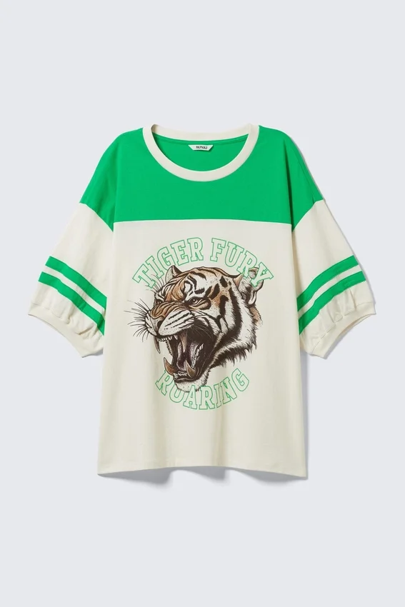 Camiseta universitaria de manga corta con estampados – Blanca y verde – Tiger Fury Camiseta universitaria de manga corta con estampados – Blanca y verde – Tiger Fury