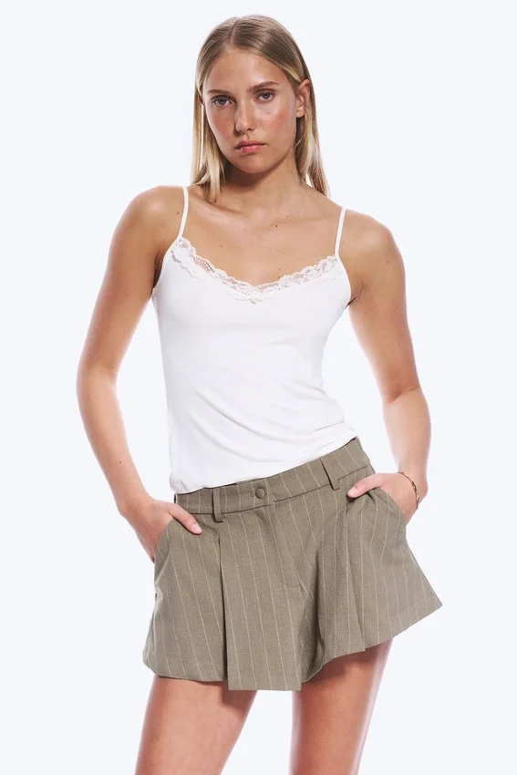 Camisola con tirantes y encaje – Blanco roto Camisola con tirantes y encaje – Blanco roto