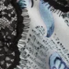 Camisola de satén con ribete de encaje – Blanco Periódico – Llama azul Camisola de satén con ribete de encaje – Blanco Periódico – Llama azul
