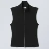 Chaleco con cuello alto y cremallera – Negro Chaleco con cuello alto y cremallera – Negro