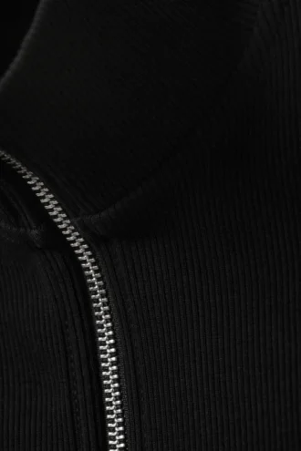 Chaleco con cuello alto y cremallera – Negro
