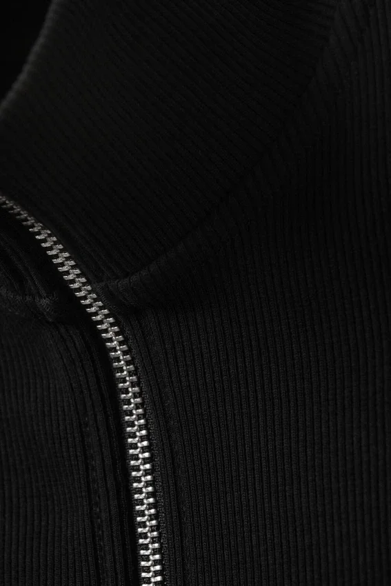 Chaleco con cuello alto y cremallera – Negro Chaleco con cuello alto y cremallera – Negro