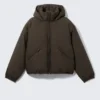 Chaqueta acolchada con capucha – Marrón oscuro Chaqueta acolchada con capucha – Marrón oscuro