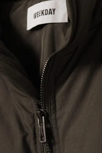 Chaqueta acolchada con capucha – Marrón oscuro