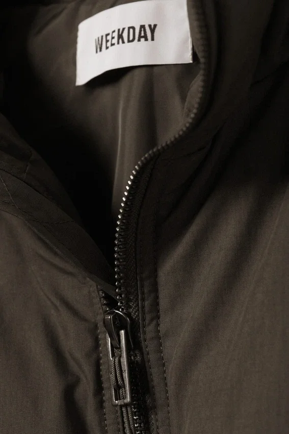 Chaqueta acolchada con capucha – Marrón oscuro Chaqueta acolchada con capucha – Marrón oscuro