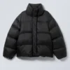 Chaqueta acolchada oversize de plumón reciclado – Negro Chaqueta acolchada oversize de plumón reciclado – Negro