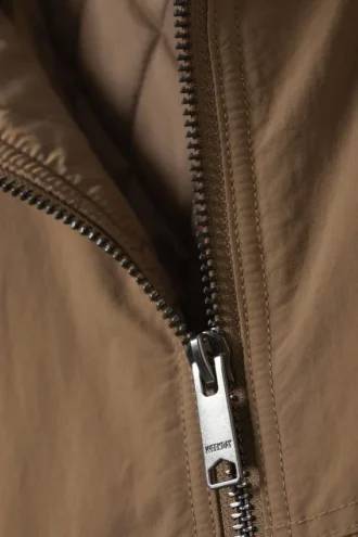 Chaqueta bomber de nailon de corte holgado – Marrón polvoriento