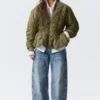 Chaqueta bomber entallada con volantes fruncidos – Verde caqui Chaqueta bomber entallada con volantes fruncidos – Verde caqui