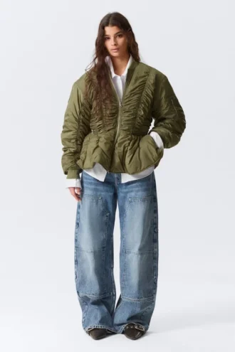 Chaqueta bomber entallada con volantes fruncidos – Verde caqui
