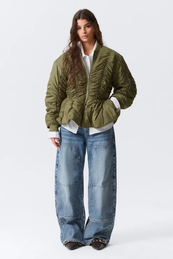 Chaqueta bomber entallada con volantes fruncidos – Verde caqui Chaqueta bomber entallada con volantes fruncidos – Verde caqui