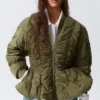 Chaqueta bomber entallada con volantes fruncidos – Verde caqui Chaqueta bomber entallada con volantes fruncidos – Verde caqui