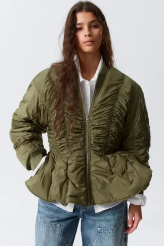 Chaqueta bomber entallada con volantes fruncidos – Verde caqui