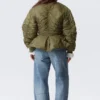 Chaqueta bomber entallada con volantes fruncidos – Verde caqui Chaqueta bomber entallada con volantes fruncidos – Verde caqui