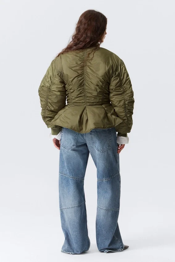 Chaqueta bomber entallada con volantes fruncidos – Verde caqui Chaqueta bomber entallada con volantes fruncidos – Verde caqui