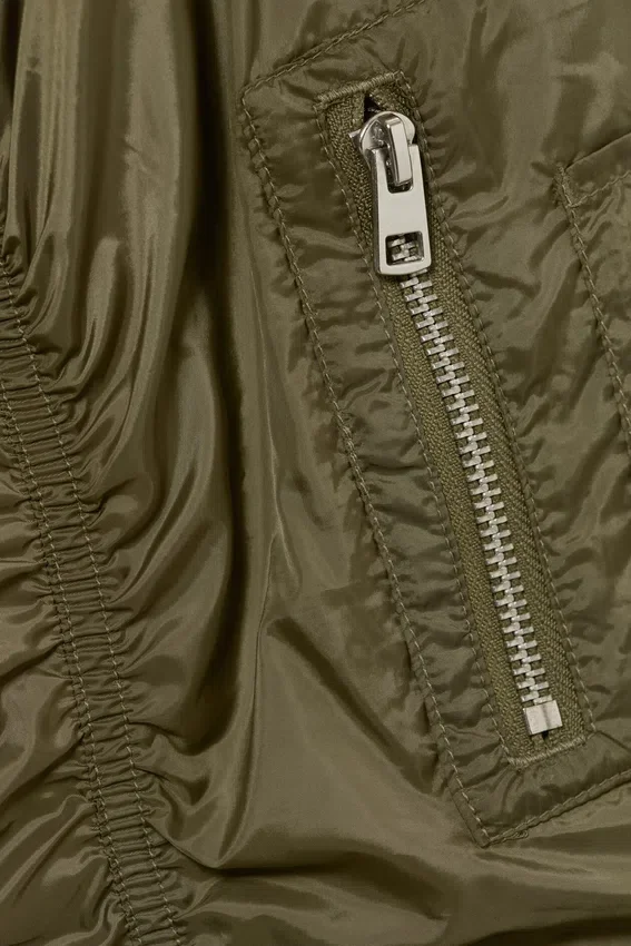 Chaqueta bomber entallada con volantes fruncidos – Verde caqui Chaqueta bomber entallada con volantes fruncidos – Verde caqui
