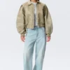Chaqueta bomber holgada de nailon de Yulia B – Verde caqui claro Chaqueta bomber holgada de nailon de Yulia B – Verde caqui claro