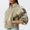 Chaqueta bomber holgada de nailon de Yulia B – Verde caqui claro Chaqueta bomber holgada de nailon de Yulia B – Verde caqui claro