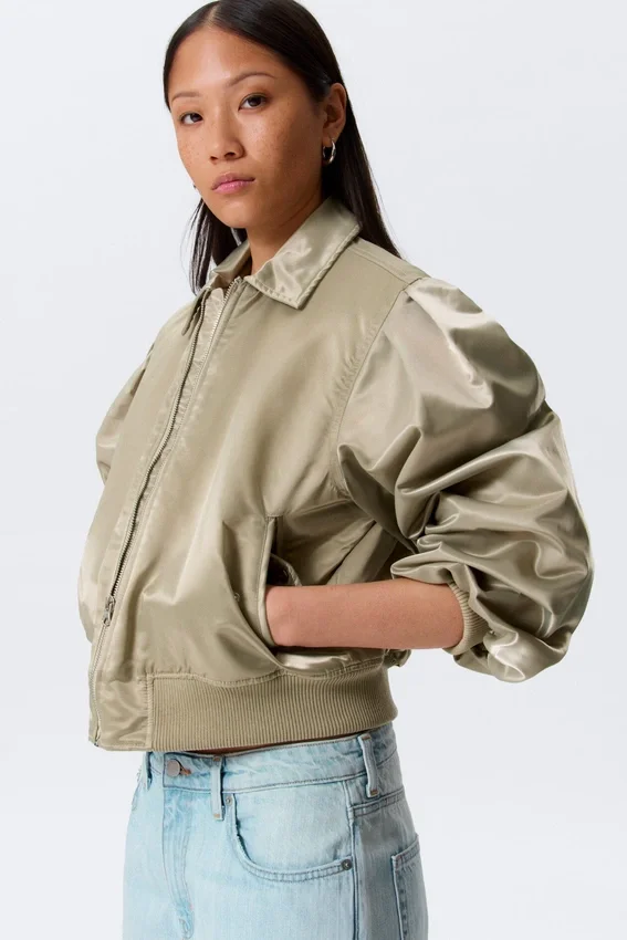 Chaqueta bomber holgada de nailon de Yulia B – Verde caqui claro Chaqueta bomber holgada de nailon de Yulia B – Verde caqui claro