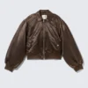 Chaqueta bomber holgada de nailon Yulia B – Marrón oscuro Chaqueta bomber holgada de nailon Yulia B – Marrón oscuro