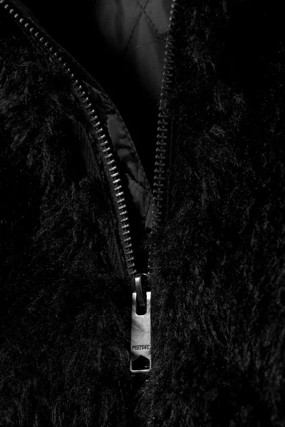 Chaqueta con capucha de piel sintética encogida – Negro Chaqueta con capucha de piel sintética encogida – Negro