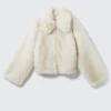 Chaqueta con cremallera de piel sintética – Blanco roto
