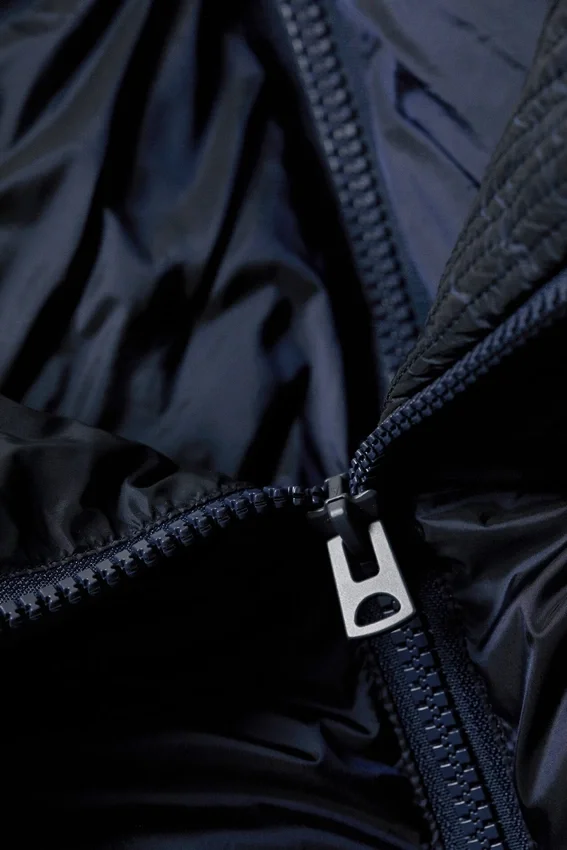 Chaqueta corta con cuello alto – Azul marino oscuro Chaqueta corta con cuello alto – Azul marino oscuro