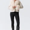 Chaqueta corta con ribete de piel sintética – Blanco polvoriento – Lunares negros