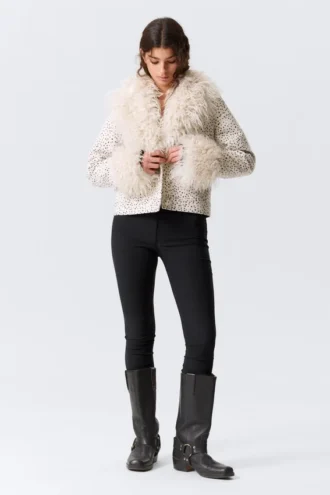 Chaqueta corta con ribete de piel sintética – Blanco polvoriento – Lunares negros