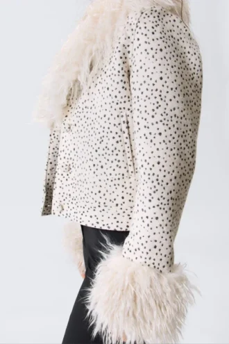Chaqueta corta con ribete de piel sintética – Blanco polvoriento – Lunares negros
