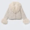 Chaqueta corta con ribete de piel sintética – Blanco polvoriento – Lunares negros