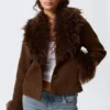 Chaqueta corta con ribete de piel sintética – Marrón oscuro