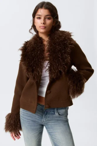 Chaqueta corta con ribete de piel sintética – Marrón oscuro