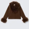 Chaqueta corta con ribete de piel sintética – Marrón oscuro