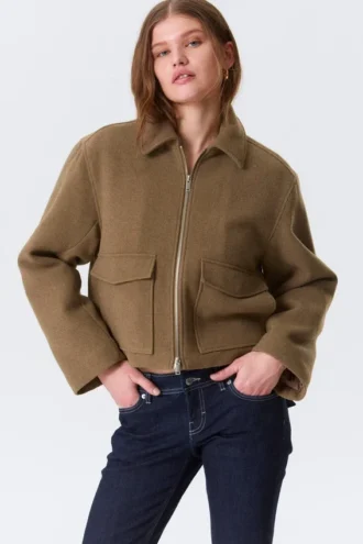 Chaqueta corta de corte recto con cremallera – Marrón suave