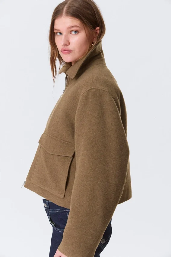 Chaqueta corta de corte recto con cremallera – Marrón suave Chaqueta corta de corte recto con cremallera – Marrón suave