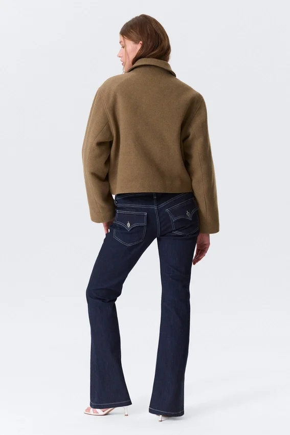 Chaqueta corta de corte recto con cremallera – Marrón suave Chaqueta corta de corte recto con cremallera – Marrón suave
