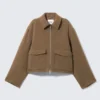 Chaqueta corta de corte recto con cremallera – Marrón suave Chaqueta corta de corte recto con cremallera – Marrón suave