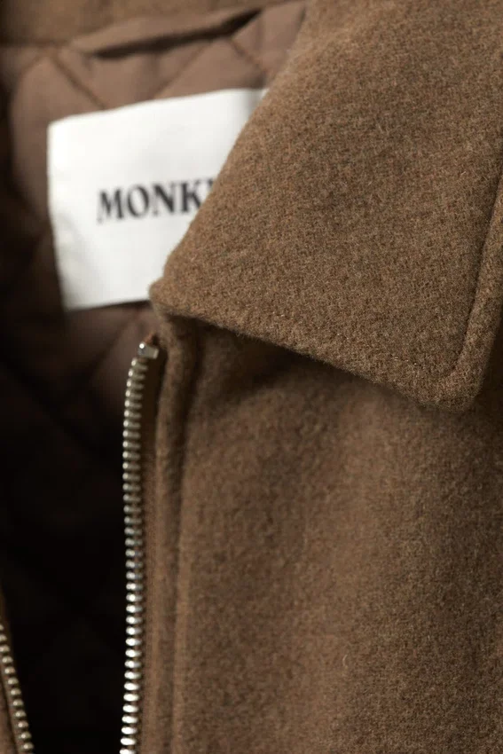 Chaqueta corta de corte recto con cremallera – Marrón suave Chaqueta corta de corte recto con cremallera – Marrón suave