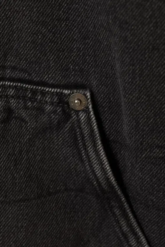 Chaqueta de denim con capucha y forro polar – Black Tie Chaqueta de denim con capucha y forro polar – Black Tie