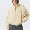 Chaqueta deportiva oversize de Hanne H – Beige claro apagado Chaqueta deportiva oversize de Hanne H – Beige claro apagado