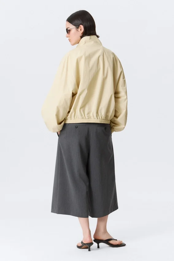 Chaqueta deportiva oversize de Hanne H – Beige claro apagado Chaqueta deportiva oversize de Hanne H – Beige claro apagado