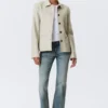 Chaqueta entallada con botones – Gris topo