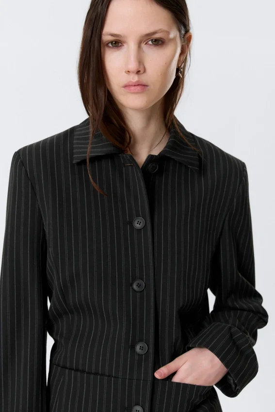 Chaqueta entallada con botones – Negra a rayas Chaqueta entallada con botones – Negra a rayas