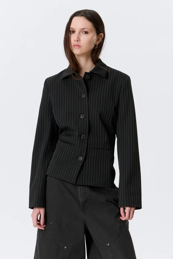 Chaqueta entallada con botones – Negra a rayas Chaqueta entallada con botones – Negra a rayas