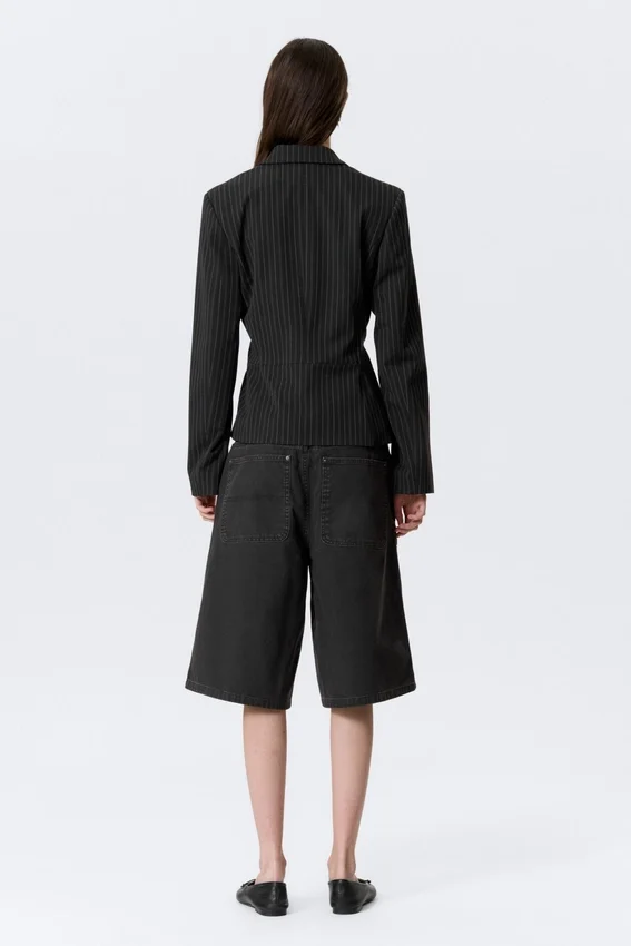 Chaqueta entallada con botones – Negra a rayas Chaqueta entallada con botones – Negra a rayas