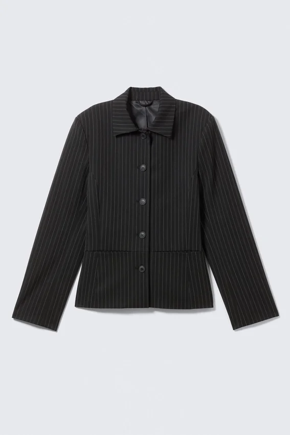 Chaqueta entallada con botones – Negra a rayas Chaqueta entallada con botones – Negra a rayas