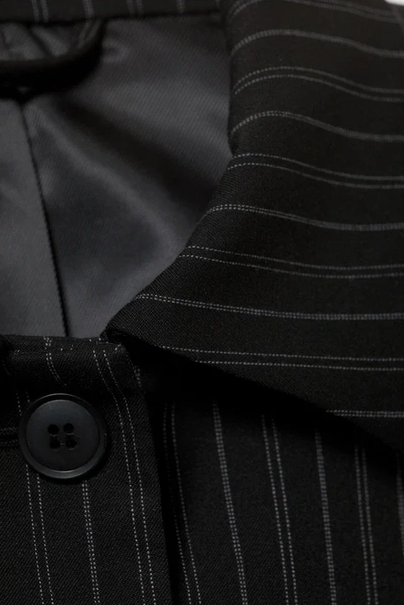 Chaqueta entallada con botones – Negra a rayas Chaqueta entallada con botones – Negra a rayas