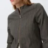 Chaqueta entallada con cremallera de algodón Genevieve – Gris oscuro Chaqueta entallada con cremallera de algodón Genevieve – Gris oscuro
