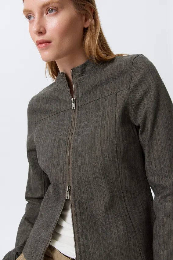 Chaqueta entallada con cremallera de algodón Genevieve – Gris oscuro Chaqueta entallada con cremallera de algodón Genevieve – Gris oscuro